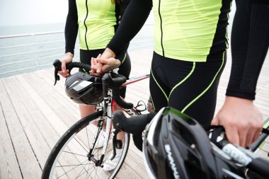 İle yürüyüş ve el ele tutuşarak Bisiklet Çift