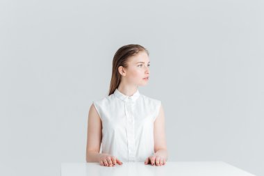 Masada oturan ve uzak arayan kadın