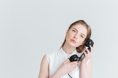 Taze sking retro telefon tüp tutan kadınla