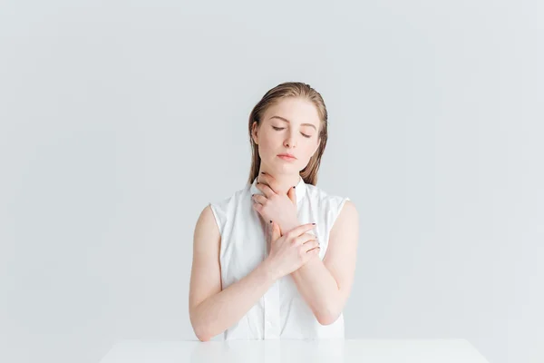 Femme détendue assise à la table les yeux fermés — Photo