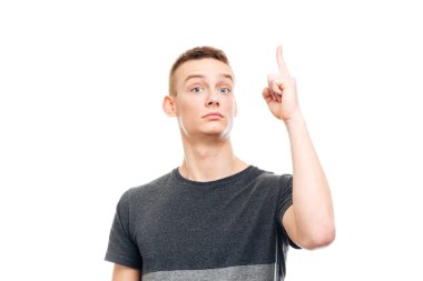 genç adam işaret parmağı yukarıya