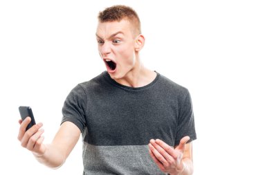 Kızgın adam telefonda çığlık