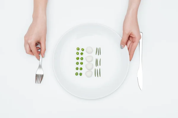 Mujer sosteniendo tenedor y plato con guisantes verdes, mozzarella, hierbas —  Fotos de Stock