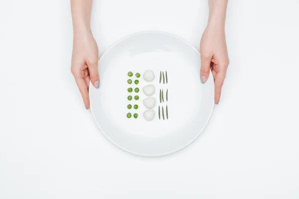 Yeşil bezelye, mozzarella ve otlar ile plaka Üstten Görünüm — Stok fotoğraf