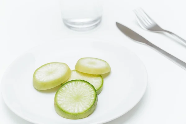Piatto con zucchine fresche verdi sul tavolo servito — Foto Stock