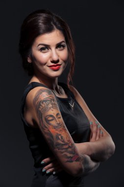 Elleri dövme çekici gülümseyen genç kadınla