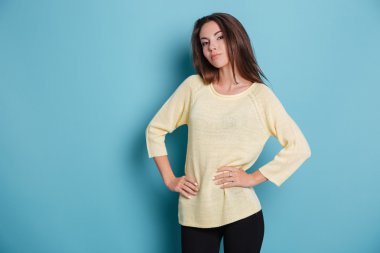 Güzel Genç Kadın Kameraya Bakıyor