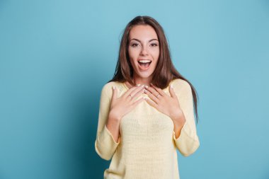 Sürpriz genç güzel kız kameraya bakıyor