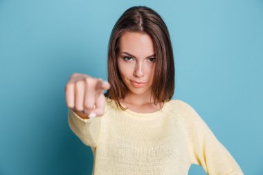 Yakın çekim portre kendine güvenen güzel bir kızın işaret