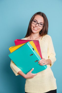 Klasörleri tutmak gülümseyen genç kız