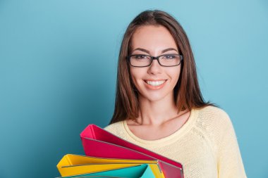 Yakın çekim portre renkli bağlayıcı ile gülümseyen kız