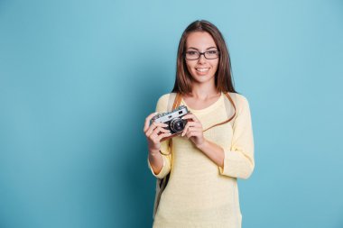 Fotoğraf makinesi ile neşeli genç kadın