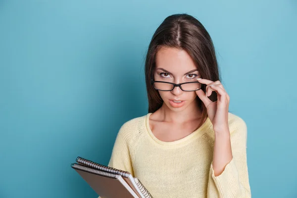 Ritratto di intelligente ragazza pensosa in occhiali pensando a qualcosa — Foto Stock
