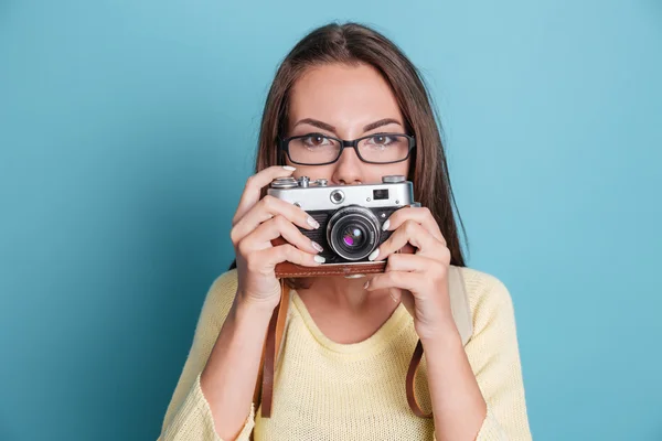 Belle femme avec appareil photo sur fond bleu — Photo