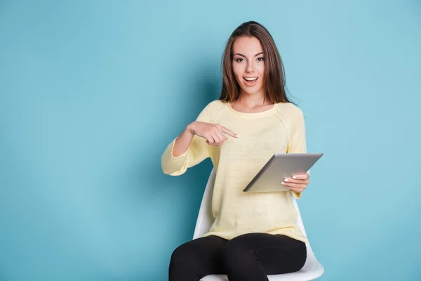 Muchacha joven y divertida apuntando a la PC tableta — Foto de Stock