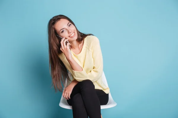 Porträtt av en leende kvinna som talar i telefon — Stockfoto