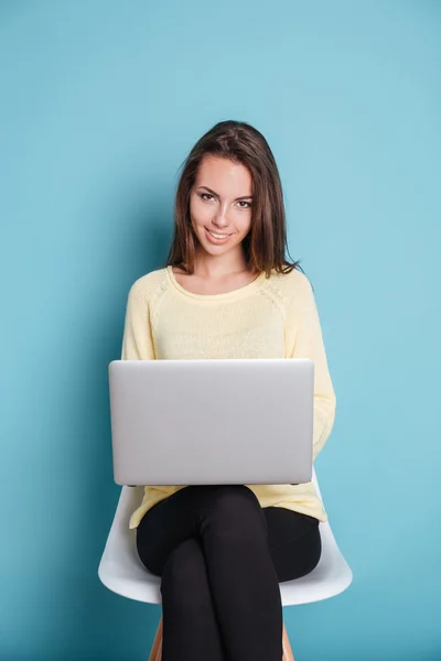 Mujer usando ordenador portátil PC sobre fondo azul — Foto de Stock