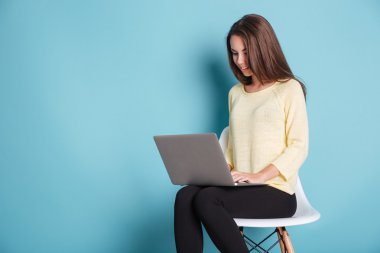 Çalışma için dizüstü pc bilgisayar kullanan genç güzel akıllı kadın