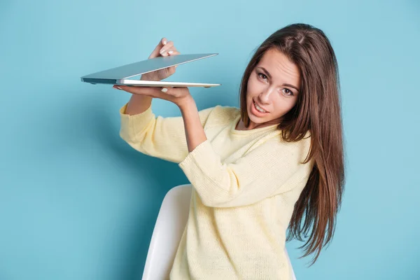Närbild av en ganska ung flicka håller bärbar dator — Stockfoto