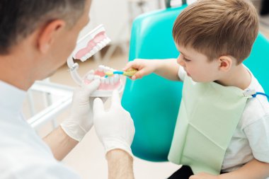 Küçük çocuk diş Kliniği dişlerde bruching öğretim diş hekimi