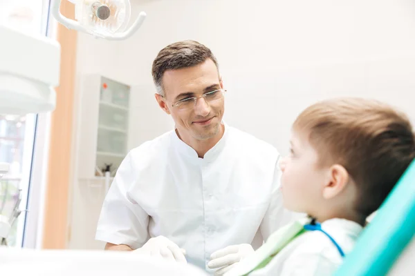 Dentista examinando los dientes de un niño — Foto de Stock