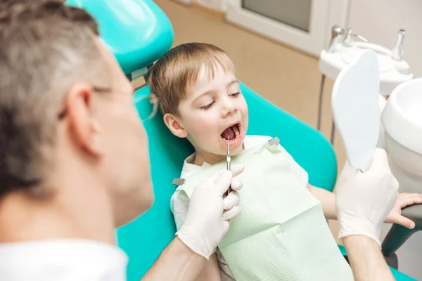 Bonito menino visitando dentista para check-up dentes — Fotografia de Stock