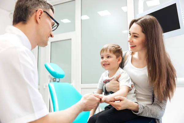 Moeder en kleine zoon bezoeken tandarts — Stockfoto