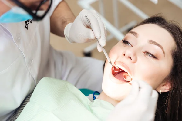 Tandarts, tandheelkundige behandeling te doen met een vrouw — Stockfoto