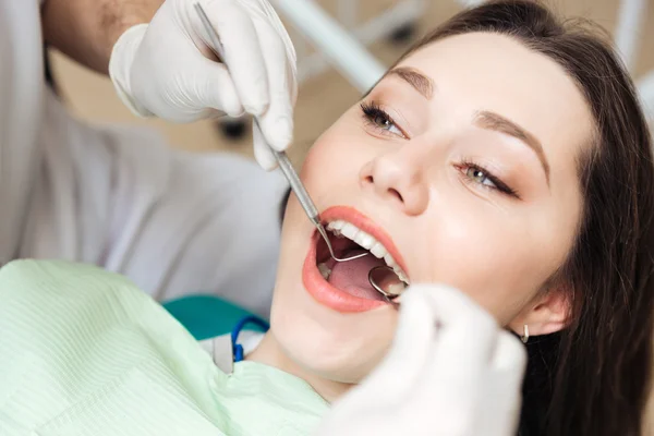 Крупный план симпатичной пациентки с открытым ртом — стоковое фото