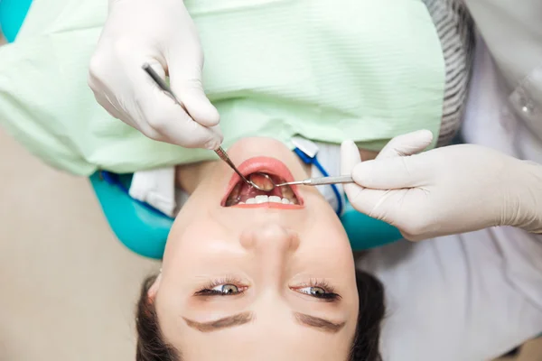 Close-up da boca aberta do doente durante a inspecção oral — Fotografia de Stock