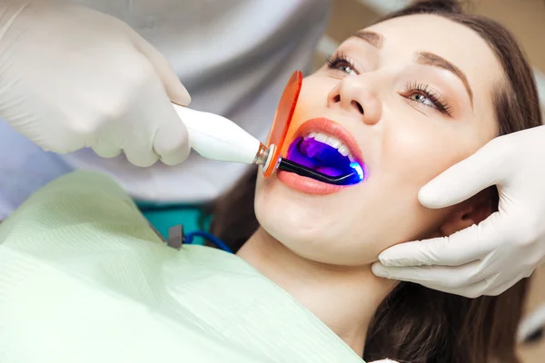 Närbild porträtt av en kvinnlig patient besöker tandläkare — Stockfoto