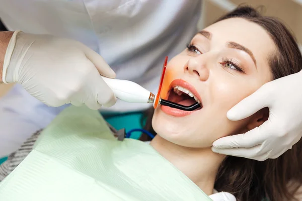 Retrato de cerca de una chica blanqueándose los dientes — Foto de Stock