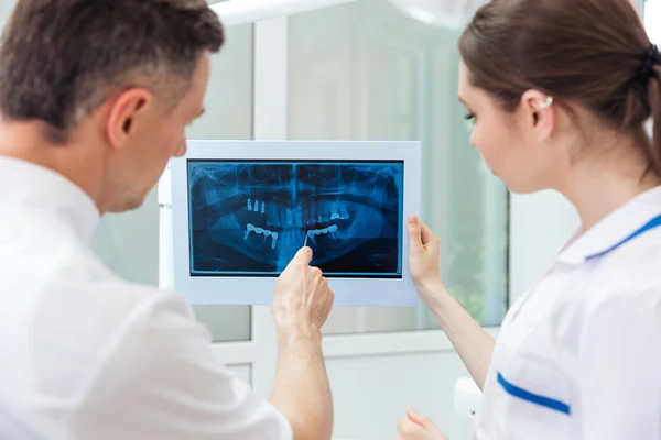 Dentista masculino mostrando algo en el monitor de la computadora — Foto de Stock