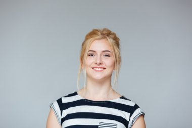 Çizgili tişört cheeful genç ve güzel kadın portresi