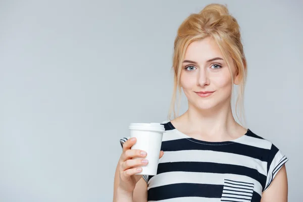 Bella giovane donna che beve caffè per andare — Foto Stock