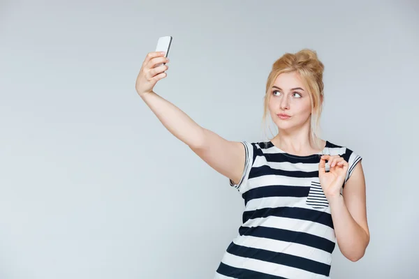 Attrayant ludique jeune femme parlant selfie avec smartphone — Photo
