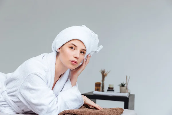 Retrato de una mujer bonita tumbada en el salón de spa —  Fotos de Stock