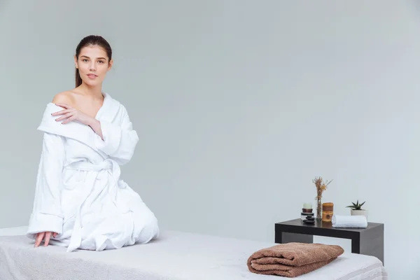 性感的年轻女子，穿着浴袍坐在 spa 沙龙 — 图库照片