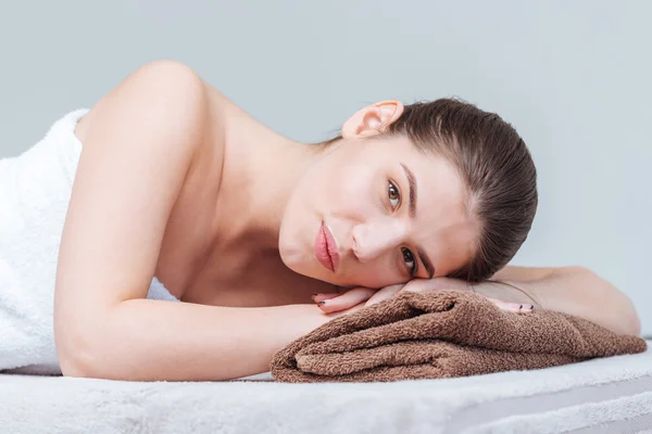 Sensuele jongedame liggen en ontspannen in de spa salon — Stockfoto