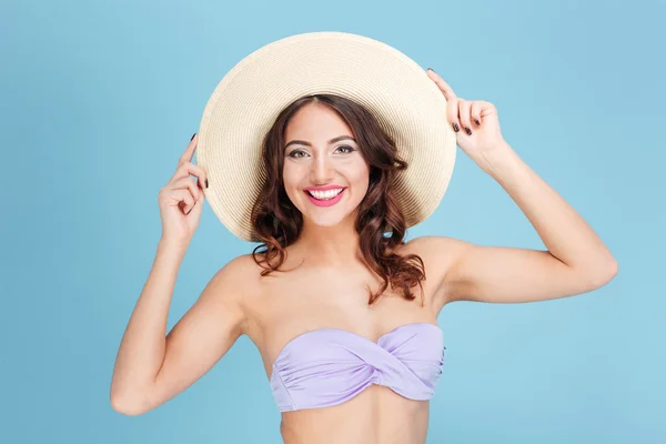 Nahaufnahme Porträt eines glücklichen Mädchens mit Strandhut — Stockfoto