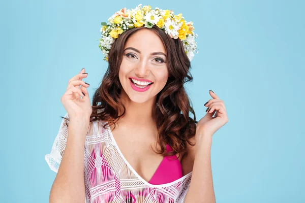 Retrato de cerca de una mujer risueña con diadema de flores — Foto de Stock