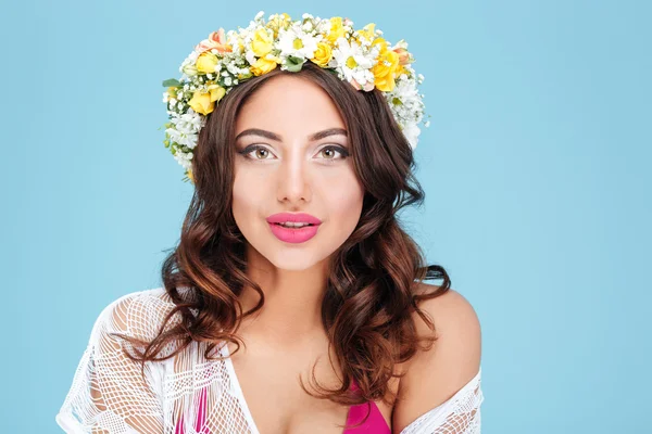 Retrato de cerca de una morena sexy con diadema de flores — Foto de Stock