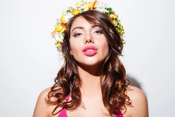 Retrato de cerca de una hermosa chica con diadema de flores —  Fotos de Stock