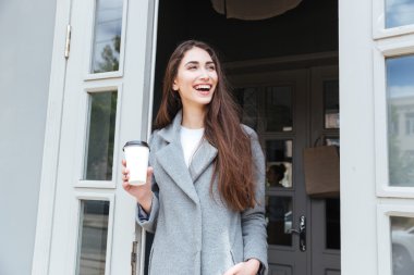 Mutlu genç moda kadın take away kahve içme