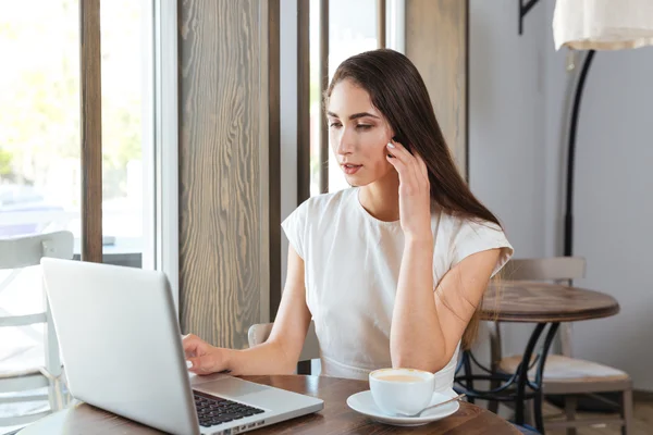 Hermosa mujer de negocios que trabaja con su teléfono y portátil — Foto de Stock