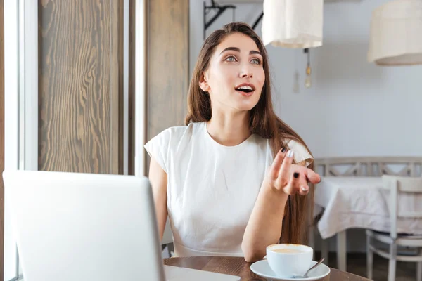 Schön brünette mädchen herstellung ordnung im restaurant — Stockfoto