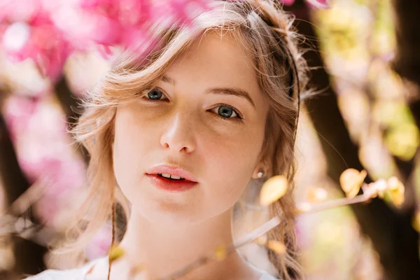 Belle jeune femme tendre dans le jardin fleuri — Photo