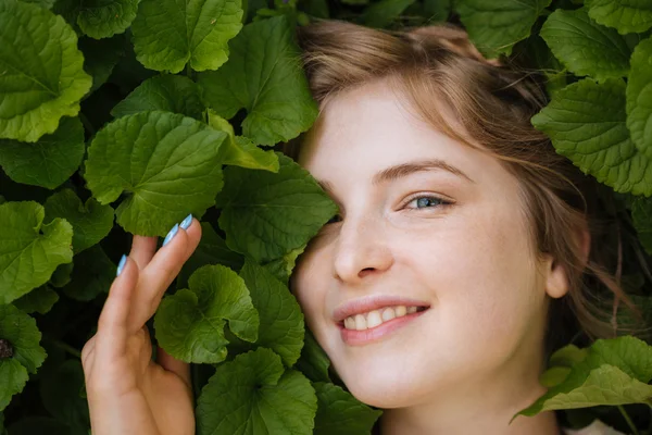 Joven encantadora alegre con hojas verdes — Foto de Stock