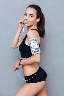 Kulaklık ile gülümseyen bir fitness kız portresi yakın çekim