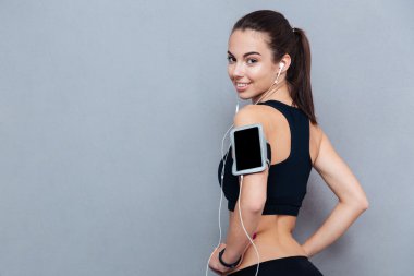 Genç gülümseyen fitness kız kameraya bakıyor